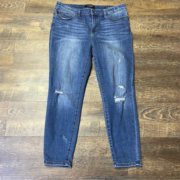 Judy Blue Relaxed Fit Womens Size 32 JB8271 Mid-Rise Blue Denim Jeans Distressed - Picture 2 of 10